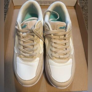 Avía lace up Air sneaker size 11